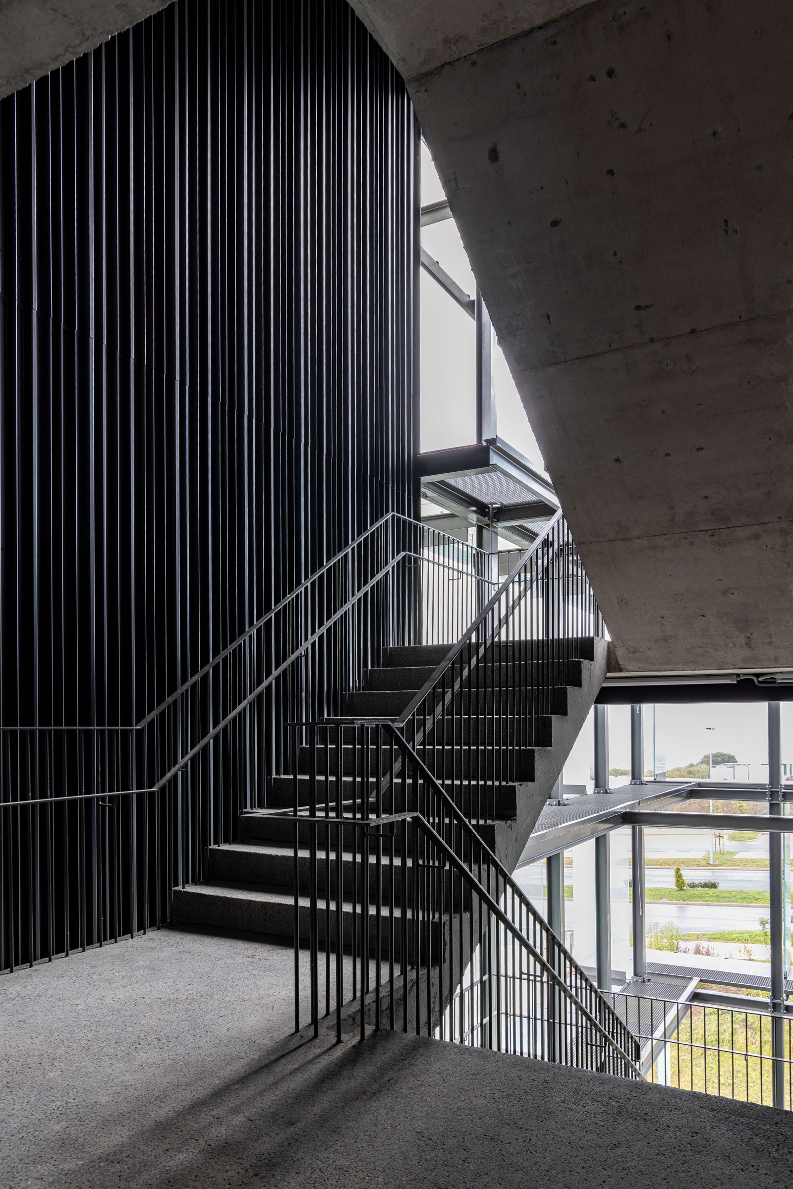 Escaleras en las oficinas de Petronor