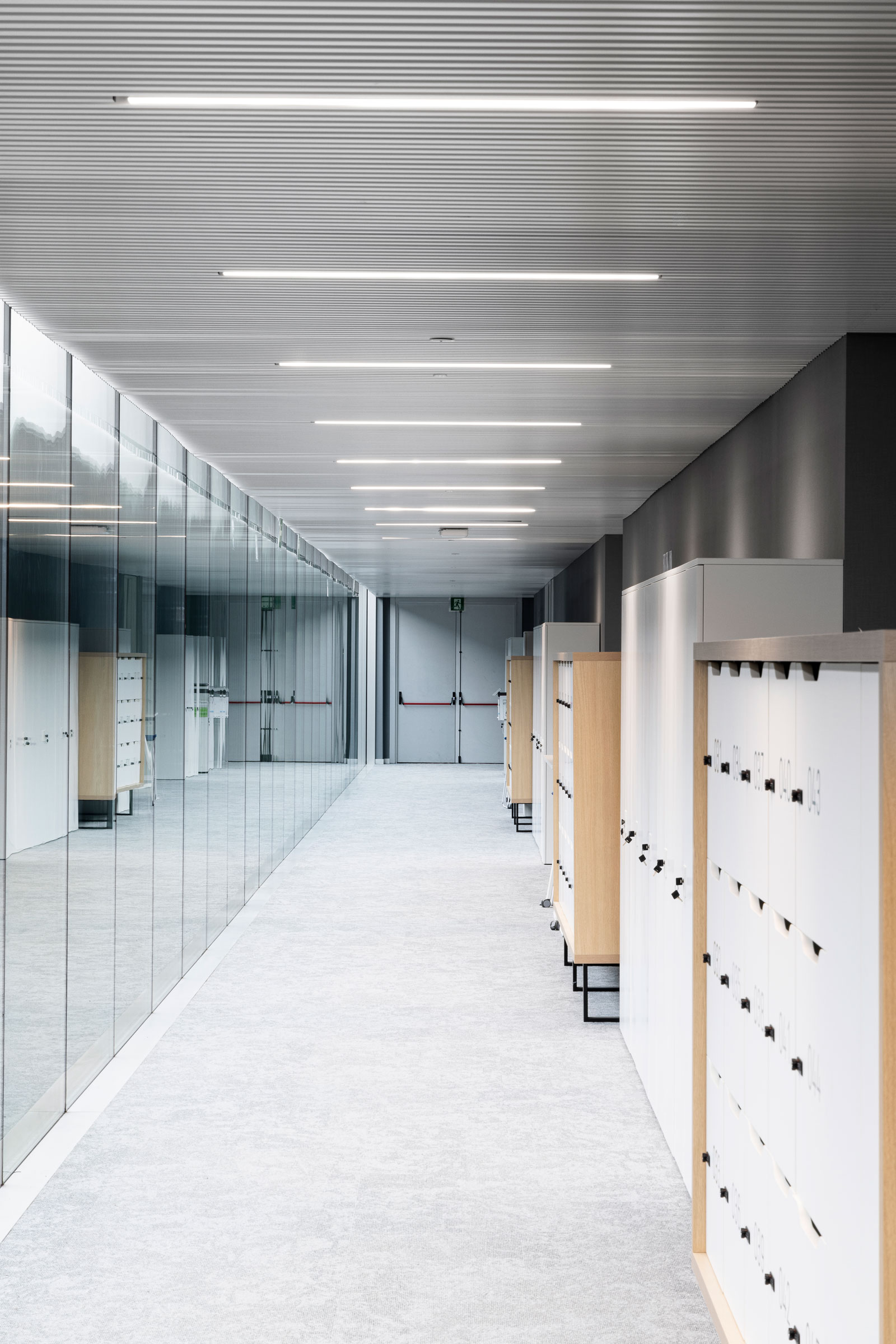 Área de taquillas en las oficinas de Petronor