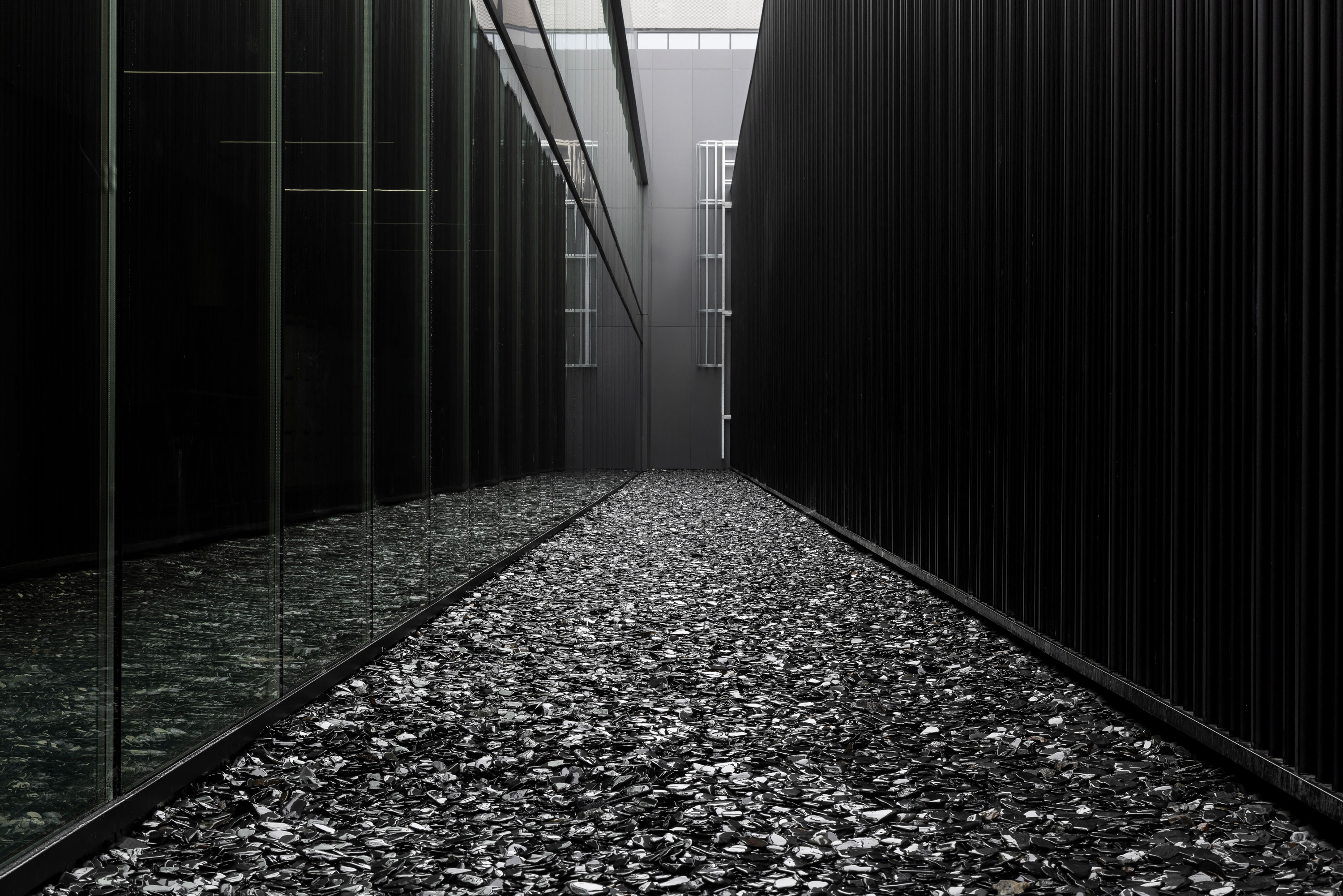 Patio interior en las oficinas de Petronor