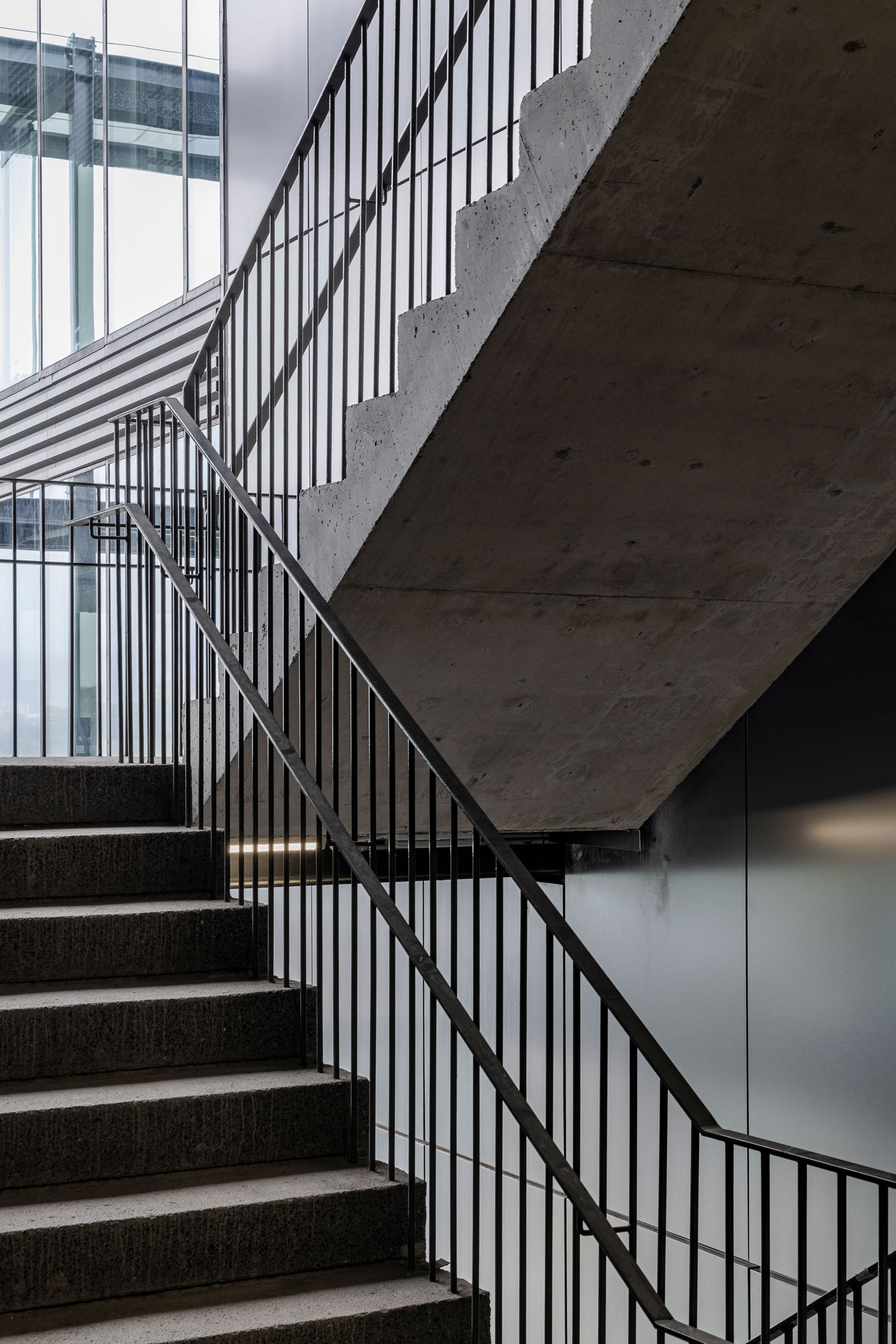 Escaleras en las oficinas de Petronor