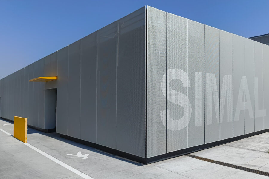 Piel de aluminio perforada para la rehabilitación energética de un edificio industrial